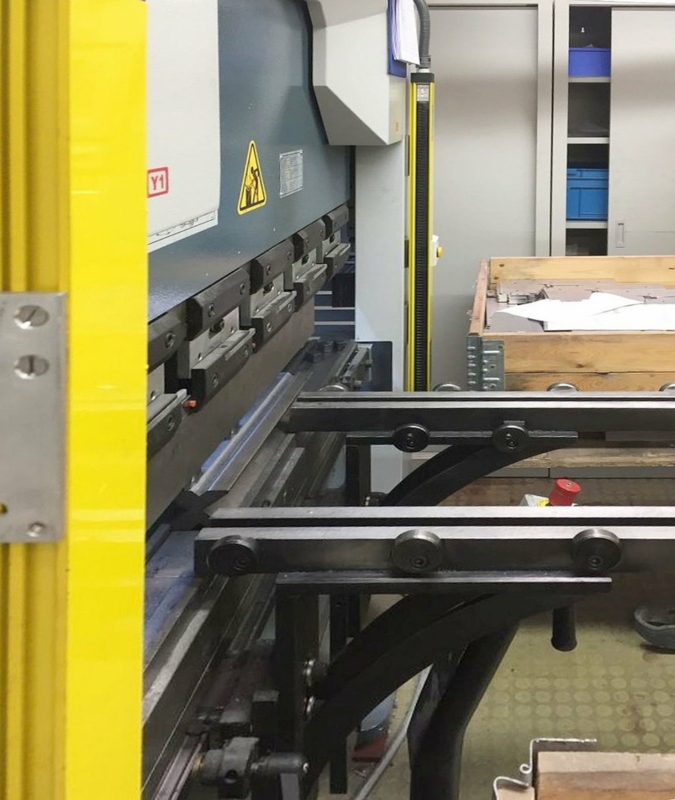Abkantpresse-mit-Sicherung-2.jpg