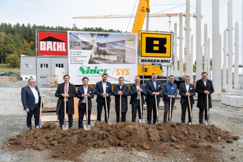 Nidec-Spatenstich-im-Bayer.jpg