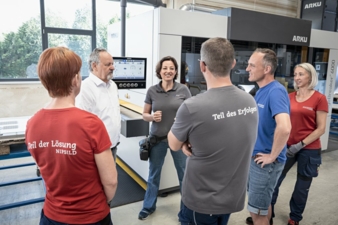 Teambesprechung-in-der-Fertigung-Copyright-Arku-Maschinenbau.jpg
