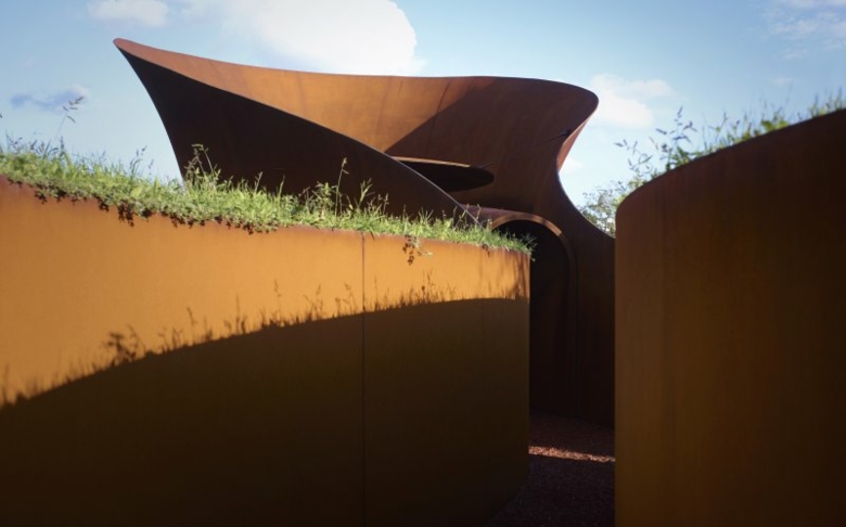 Spektakuläre Design-Ikone "Doshi Retreat" aus Stahl fertiggestellt